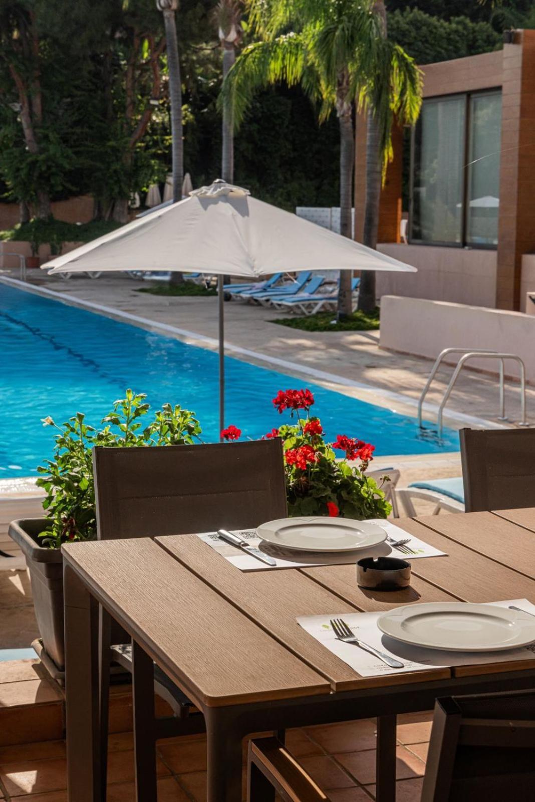 Country Lodge Hotel & Resort Beirut Exteriör bild