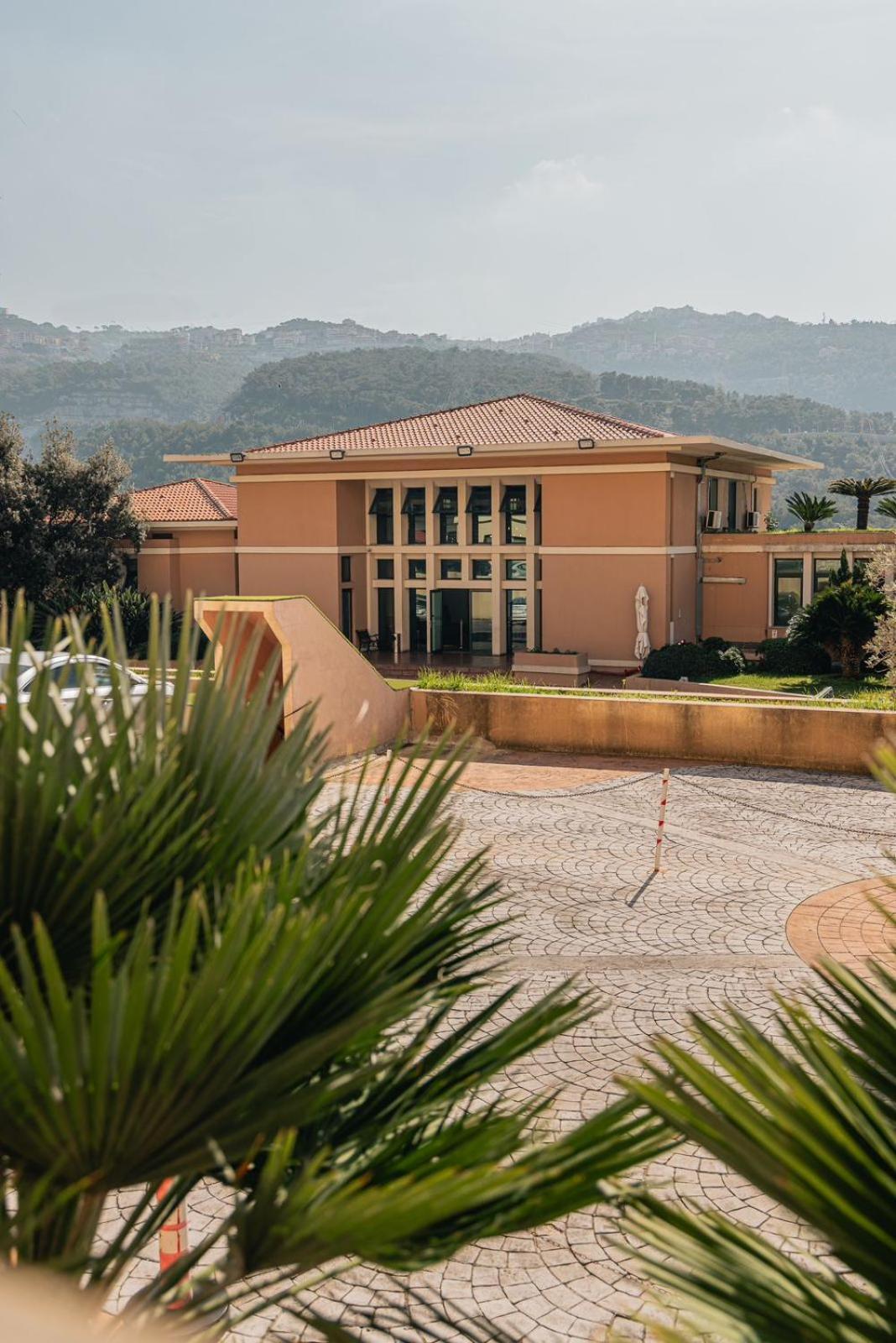 Country Lodge Hotel & Resort Beirut Exteriör bild