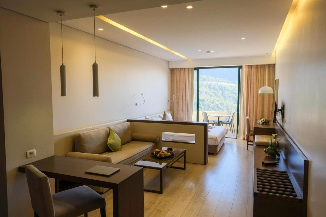 Country Lodge Hotel & Resort Beirut Exteriör bild