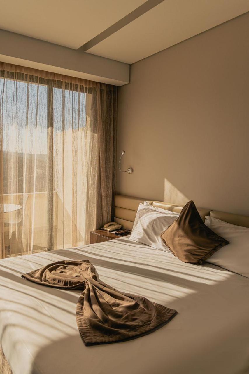 Country Lodge Hotel & Resort Beirut Exteriör bild
