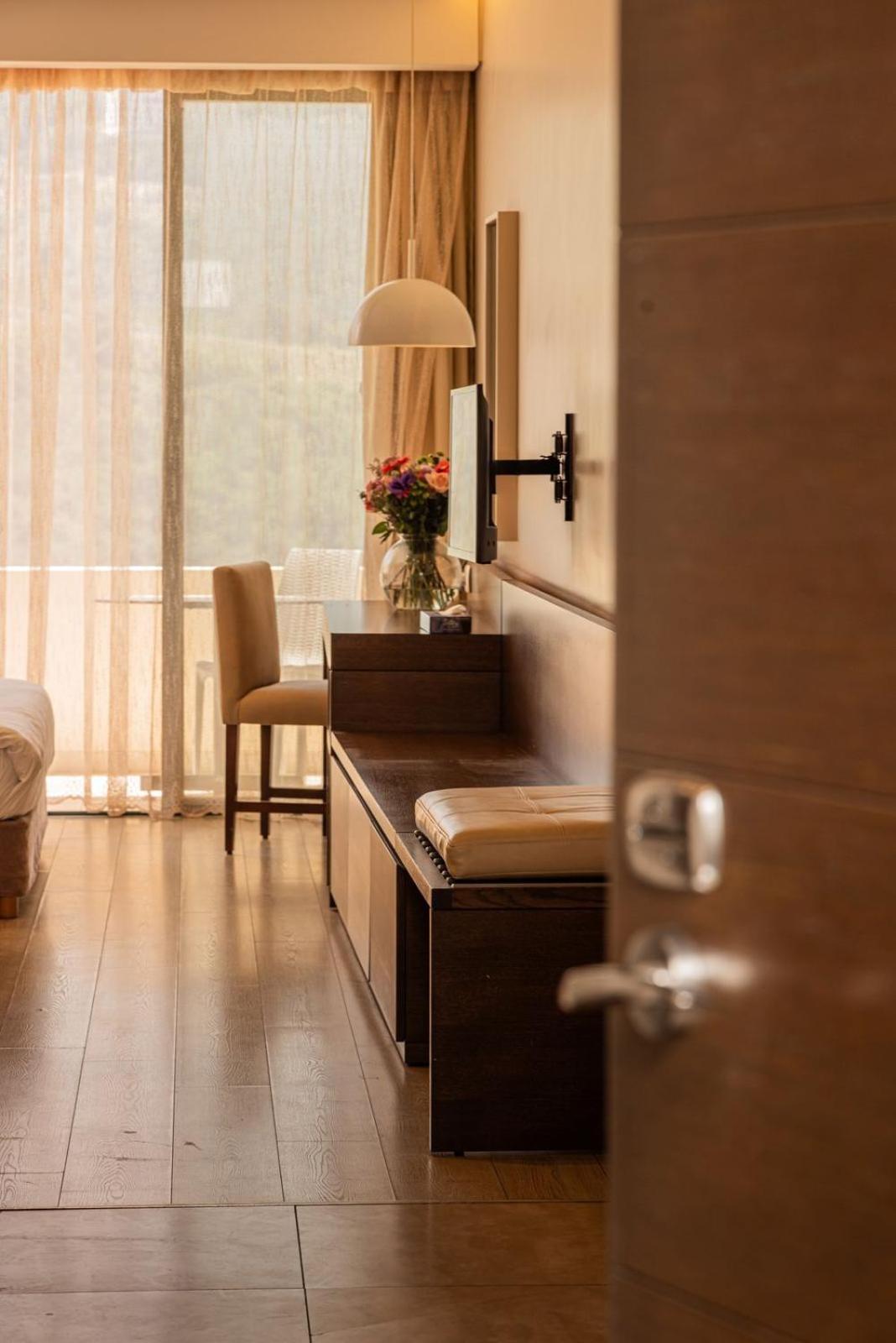 Country Lodge Hotel & Resort Beirut Exteriör bild