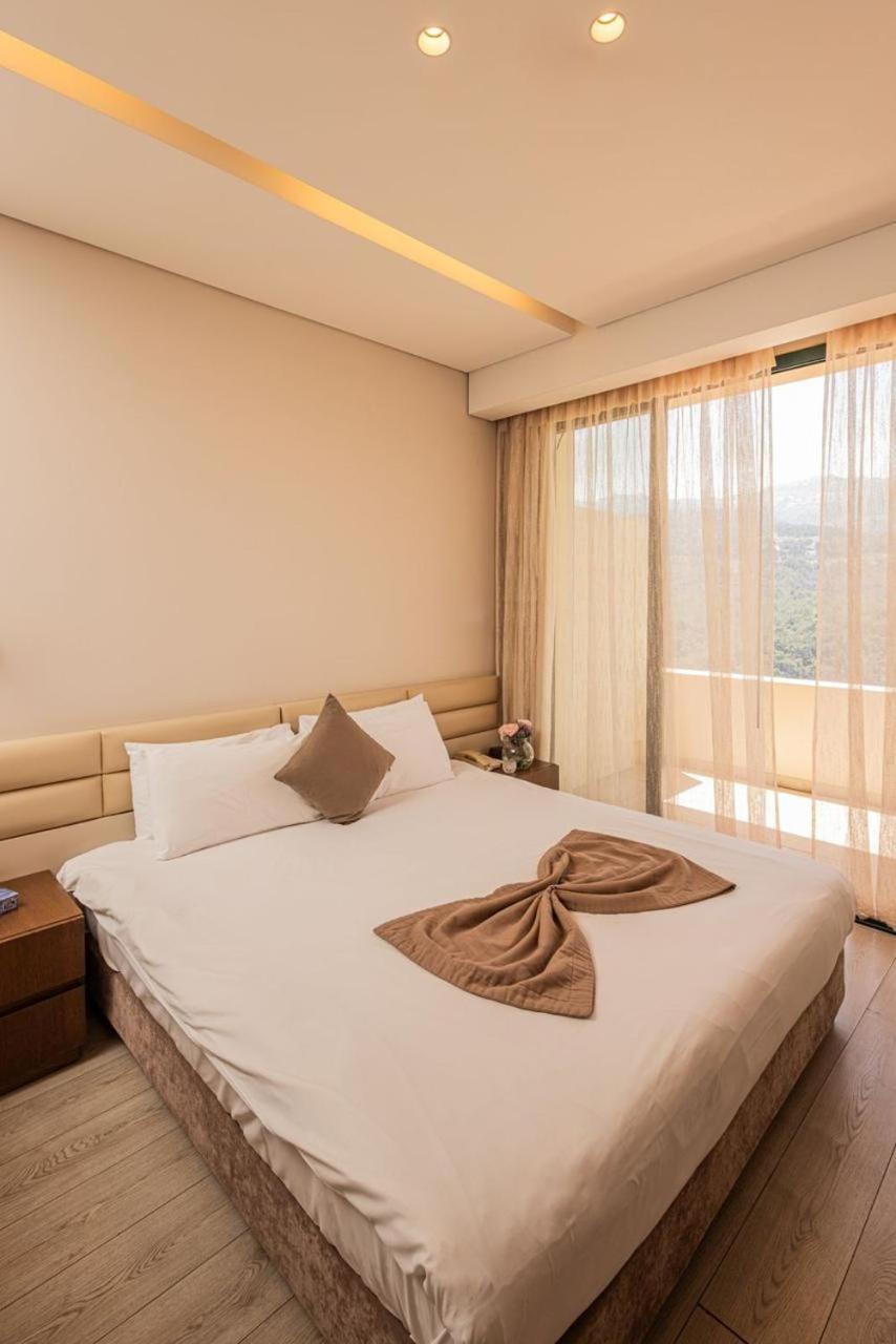 Country Lodge Hotel & Resort Beirut Exteriör bild