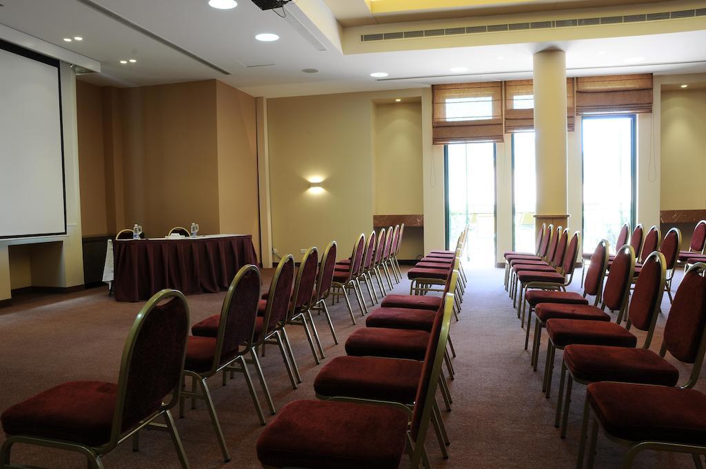 Country Lodge Hotel & Resort Beirut Exteriör bild